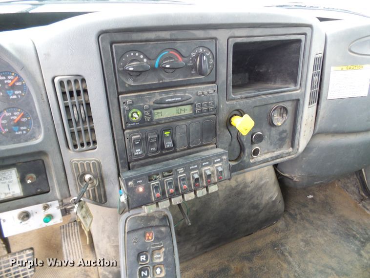 image for item DG2142 2006 International 7400  bucket truck