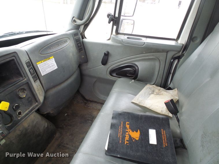 image for item DG2142 2006 International 7400  bucket truck