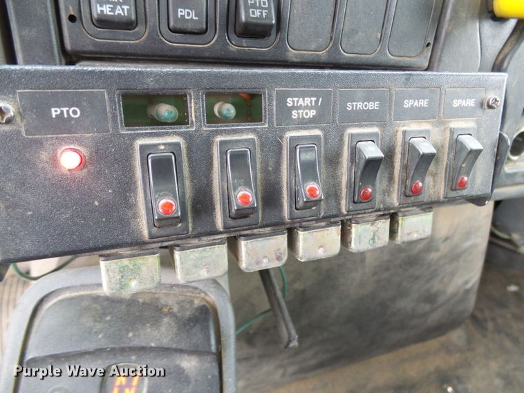 image for item DG2142 2006 International 7400  bucket truck