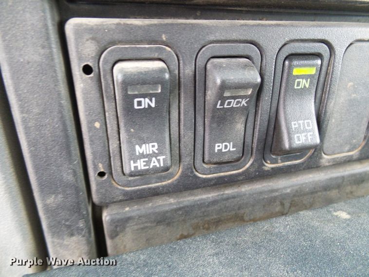 image for item DG2142 2006 International 7400  bucket truck