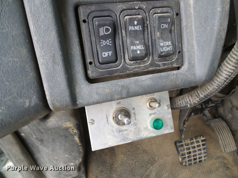 image for item DG2142 2006 International 7400  bucket truck