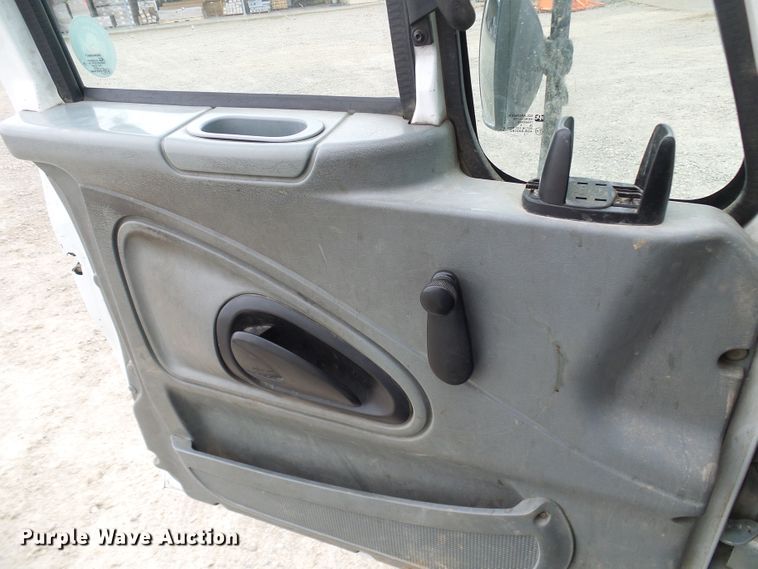 image for item DG2142 2006 International 7400  bucket truck