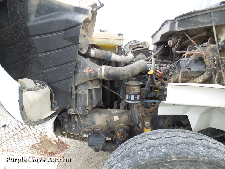 image for item DG2142 2006 International 7400  bucket truck