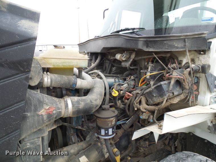 image for item DG2142 2006 International 7400  bucket truck