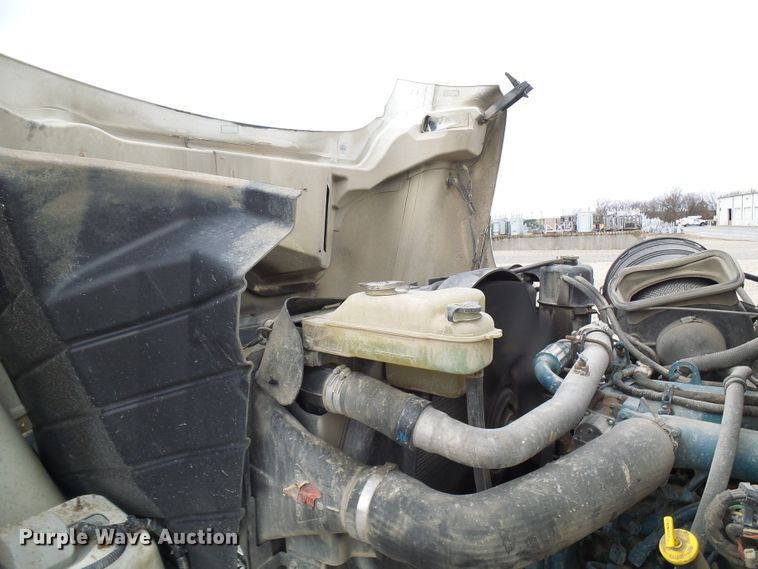 image for item DG2142 2006 International 7400  bucket truck