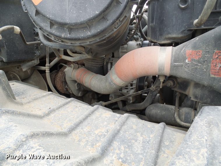 image for item DG2142 2006 International 7400  bucket truck