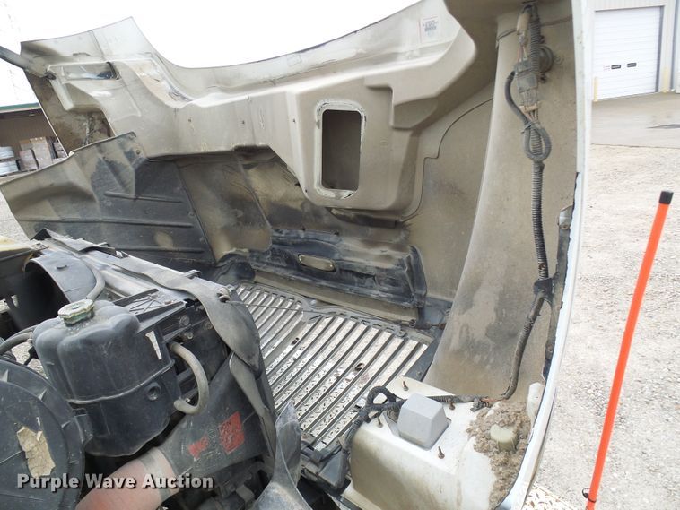 image for item DG2142 2006 International 7400  bucket truck