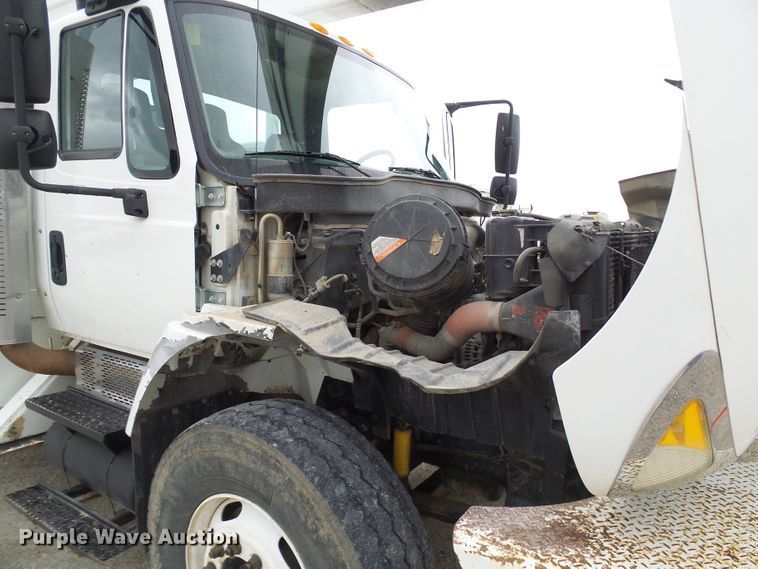 image for item DG2142 2006 International 7400  bucket truck