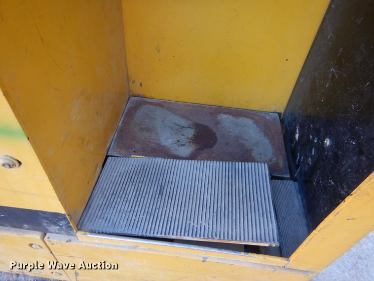 image for item DG4672 Yale NR040A  forklift