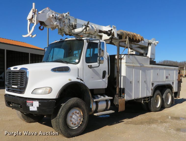 image for item DH0541 2006 Freightliner Business Class M2  digger derrick truck