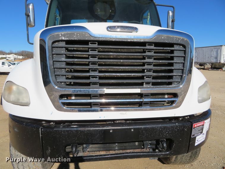 image for item DH0541 2006 Freightliner Business Class M2  digger derrick truck