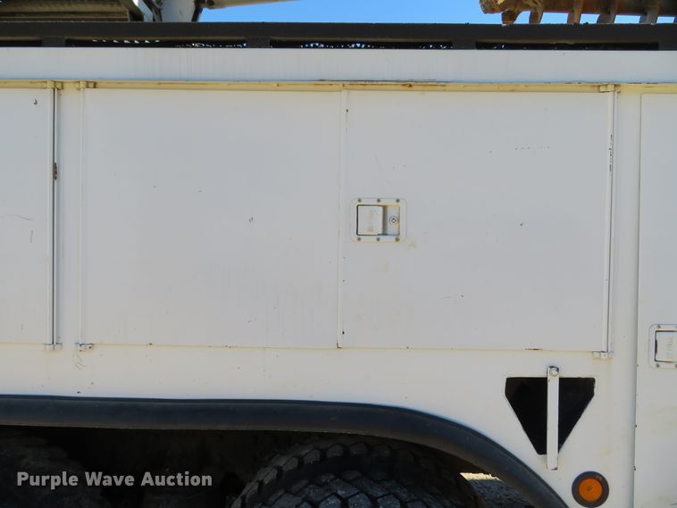 image for item DH0541 2006 Freightliner Business Class M2  digger derrick truck