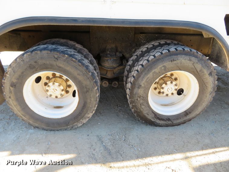 image for item DH0541 2006 Freightliner Business Class M2  digger derrick truck