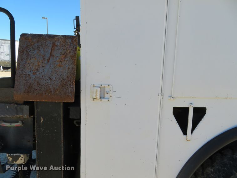 image for item DH0541 2006 Freightliner Business Class M2  digger derrick truck