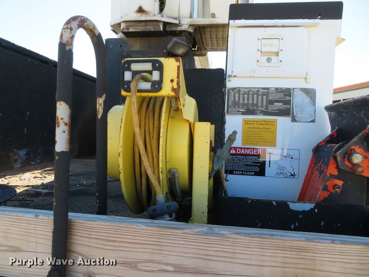 image for item DH0541 2006 Freightliner Business Class M2  digger derrick truck