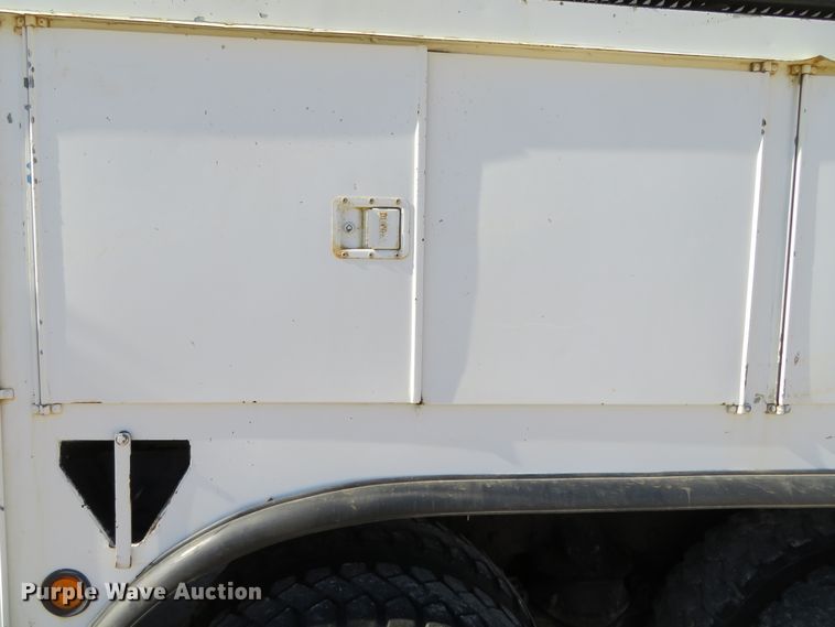 image for item DH0541 2006 Freightliner Business Class M2  digger derrick truck