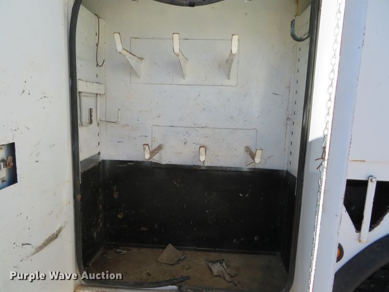 image for item DH0541 2006 Freightliner Business Class M2  digger derrick truck