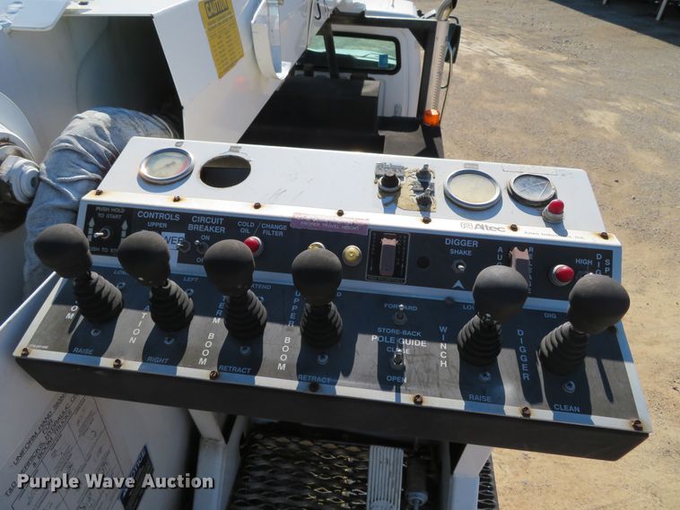 image for item DH0541 2006 Freightliner Business Class M2  digger derrick truck