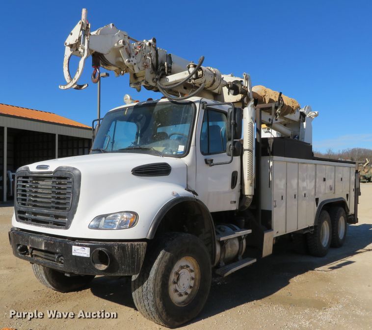 image for item DH0548 2004 Freightliner Business Class M2  digger derrick truck