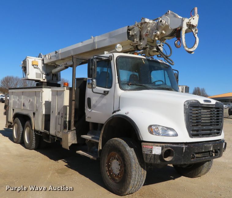 image for item DH0548 2004 Freightliner Business Class M2  digger derrick truck