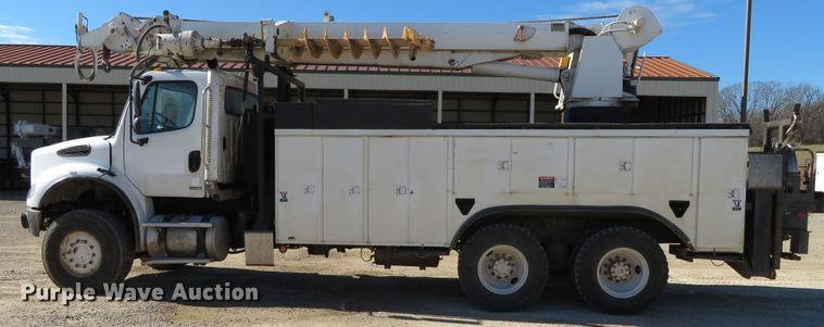 image for item DH0548 2004 Freightliner Business Class M2  digger derrick truck