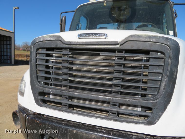 image for item DH0548 2004 Freightliner Business Class M2  digger derrick truck