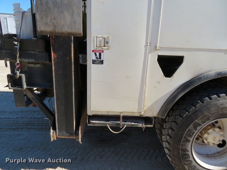 image for item DH0548 2004 Freightliner Business Class M2  digger derrick truck