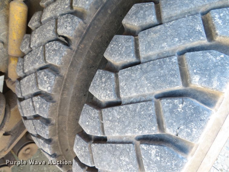 image for item DH0548 2004 Freightliner Business Class M2  digger derrick truck