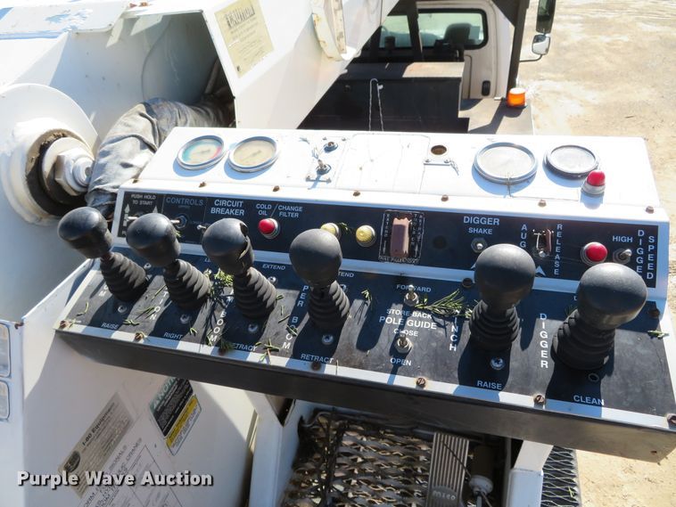 image for item DH0548 2004 Freightliner Business Class M2  digger derrick truck