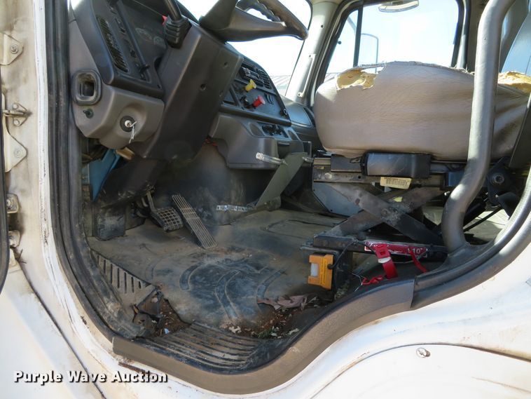 image for item DH0548 2004 Freightliner Business Class M2  digger derrick truck