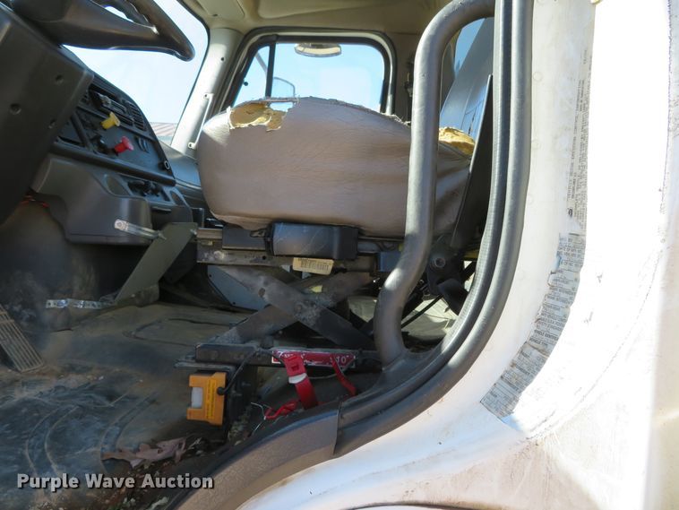 image for item DH0548 2004 Freightliner Business Class M2  digger derrick truck