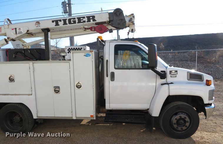 image for item DH0590 2007 Chevrolet C5500  service truck with crane