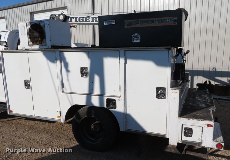 image for item DH0590 2007 Chevrolet C5500  service truck with crane