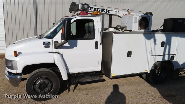image for item DH0590 2007 Chevrolet C5500  service truck with crane