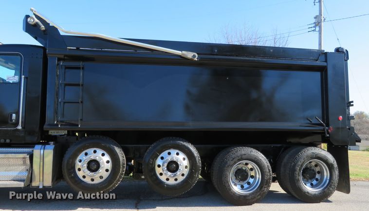 image for item DI3886 2006 Kenworth T800  dump truck