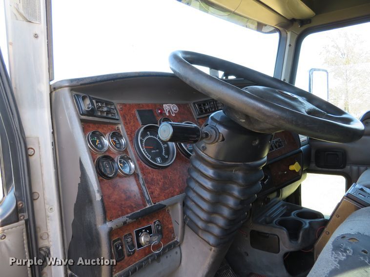 image for item DI3886 2006 Kenworth T800  dump truck