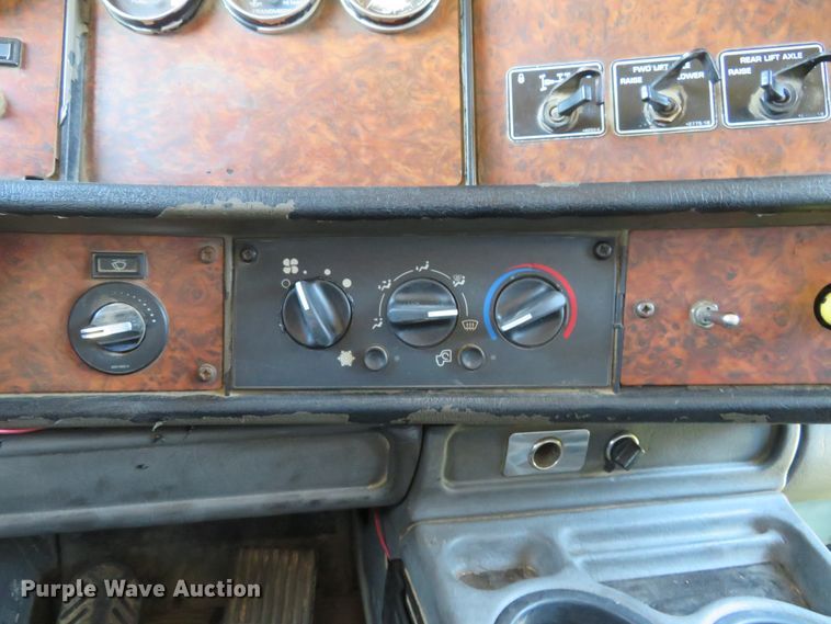 image for item DI3886 2006 Kenworth T800  dump truck