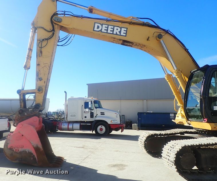 image for item DI7414 2005 John Deere 330C LC  excavator