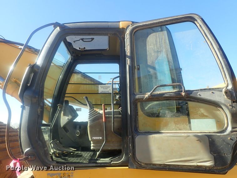 image for item DI7414 2005 John Deere 330C LC  excavator
