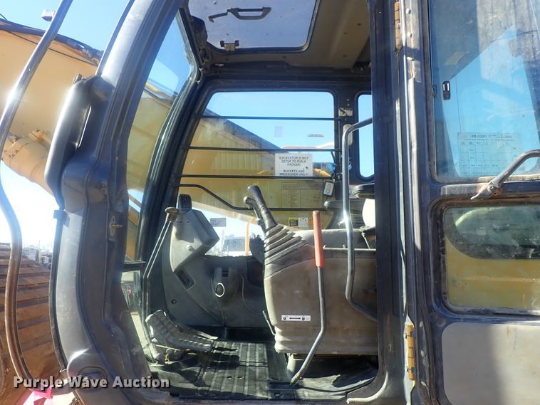 image for item DI7414 2005 John Deere 330C LC  excavator