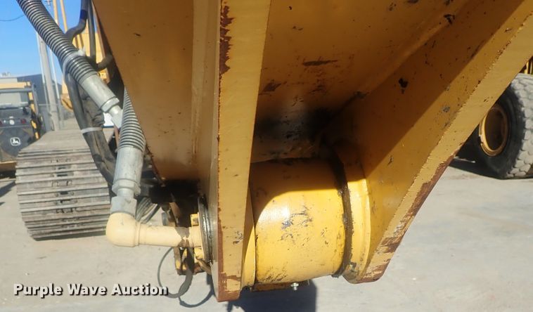 image for item DI7414 2005 John Deere 330C LC  excavator