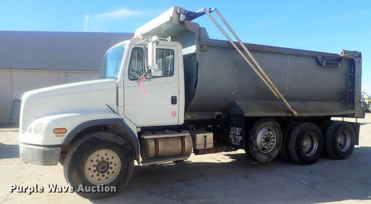 image for item DI7422 2000 Freightliner FL112  dump truck