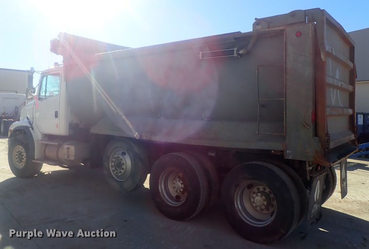image for item DI7422 2000 Freightliner FL112  dump truck