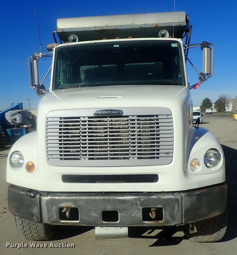 image for item DI7422 2000 Freightliner FL112  dump truck