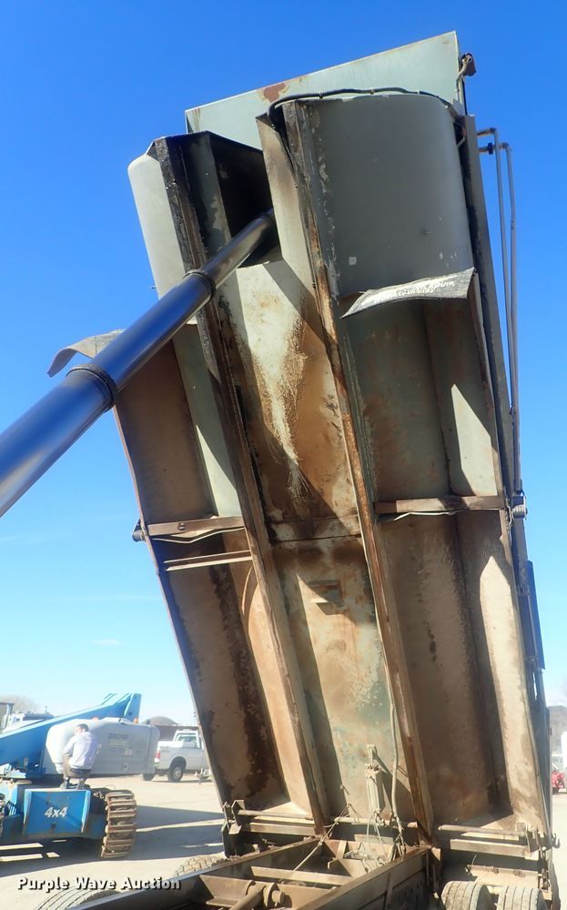 image for item DI7422 2000 Freightliner FL112  dump truck