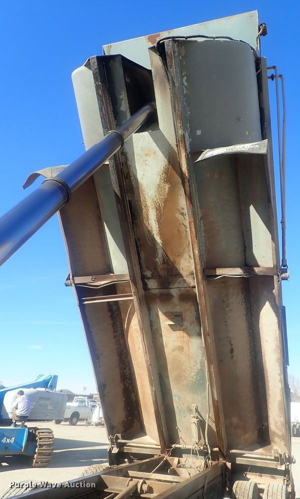 image for item DI7422 2000 Freightliner FL112  dump truck