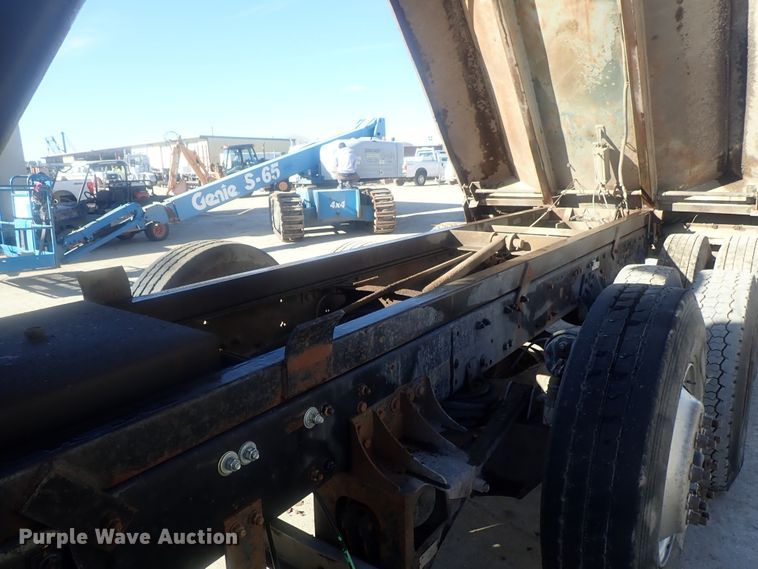 image for item DI7422 2000 Freightliner FL112  dump truck