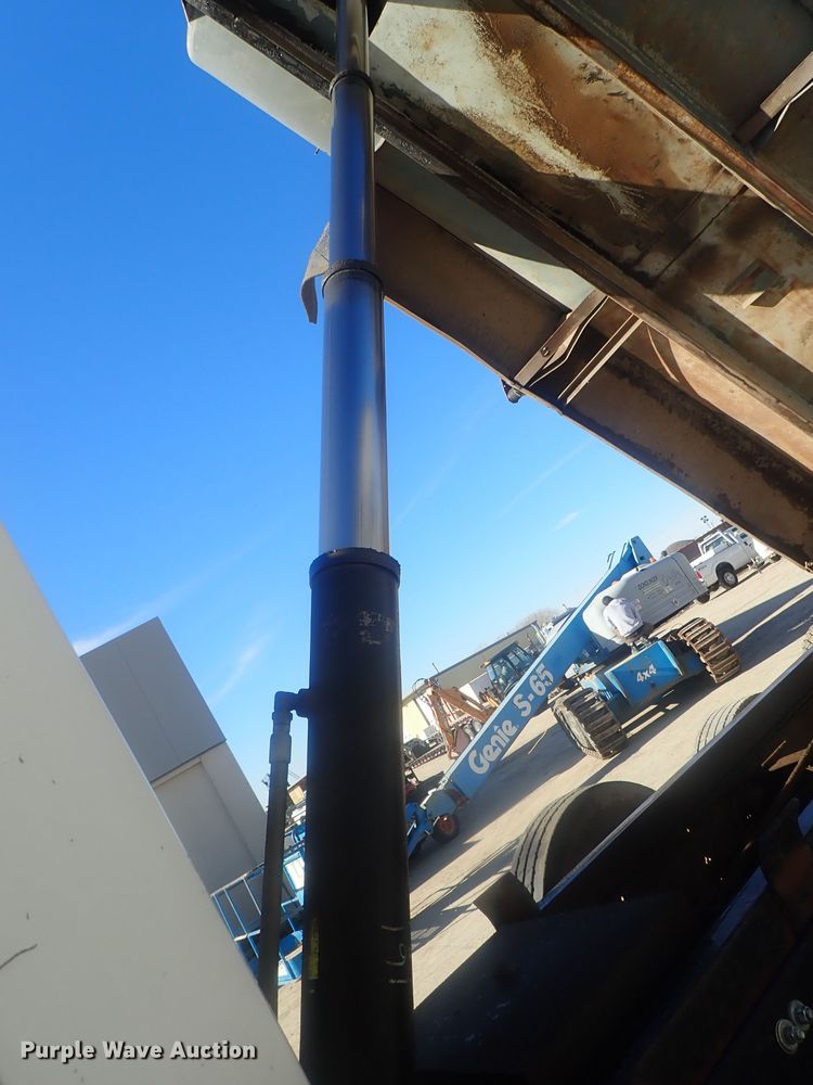 image for item DI7422 2000 Freightliner FL112  dump truck