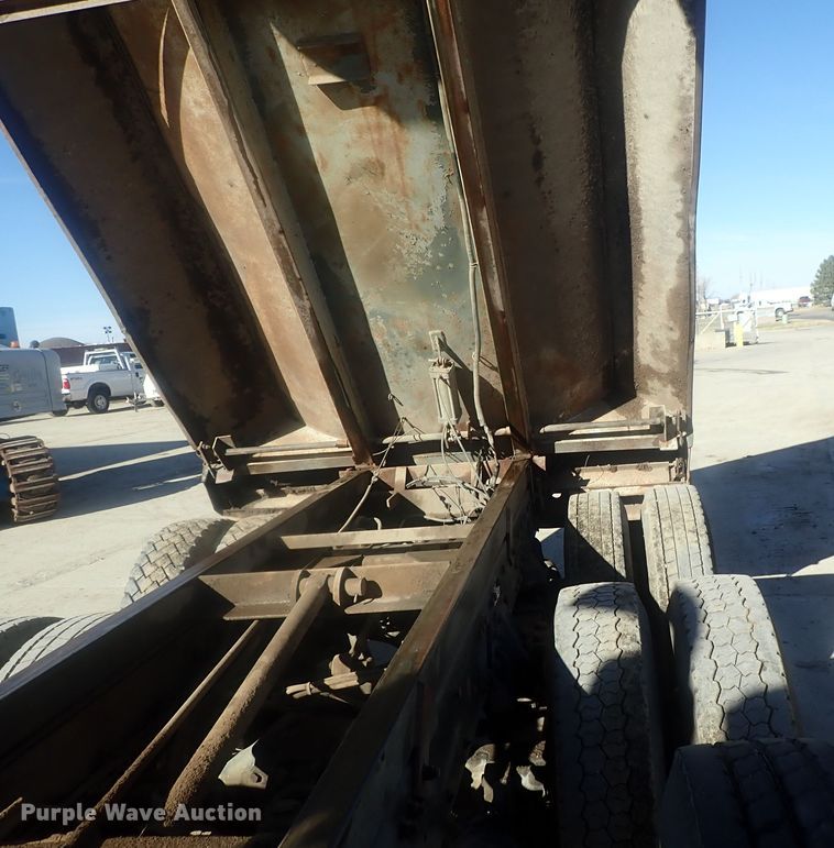 image for item DI7422 2000 Freightliner FL112  dump truck