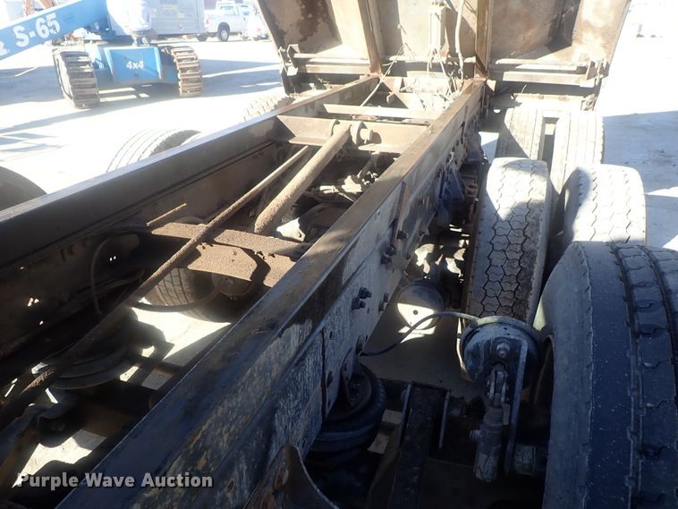 image for item DI7422 2000 Freightliner FL112  dump truck